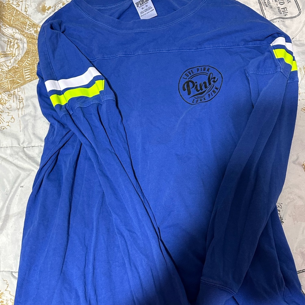 T shirt open back. Long sleeve